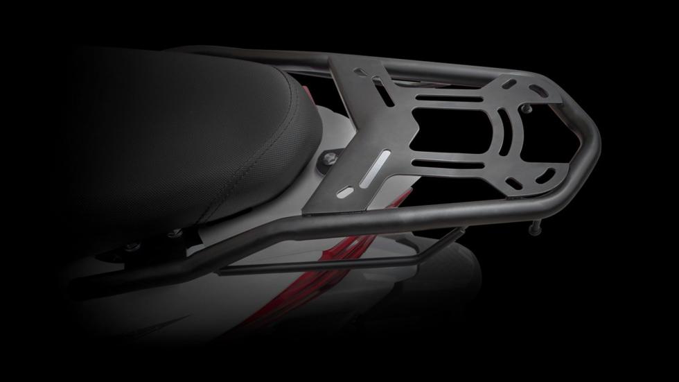 Το Daytona FLERT 110 έχει σχεδιαστεί με γνώμονα την καθημερινή ευκολία και την πραγματική χρηστικότητα. Το επίπεδο πάτωμα επιτρέπει τη μεταφορά μικρών αντικειμένων, ενώ ο γάντζος πίσω από την ποδιά κα